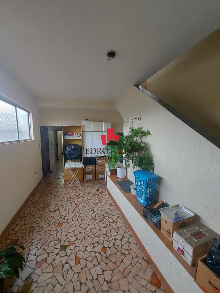 Duas Casas na Vila Ema com 411m² construídos, 5 quartos (3 suítes), salão de festas e 4 vagas
