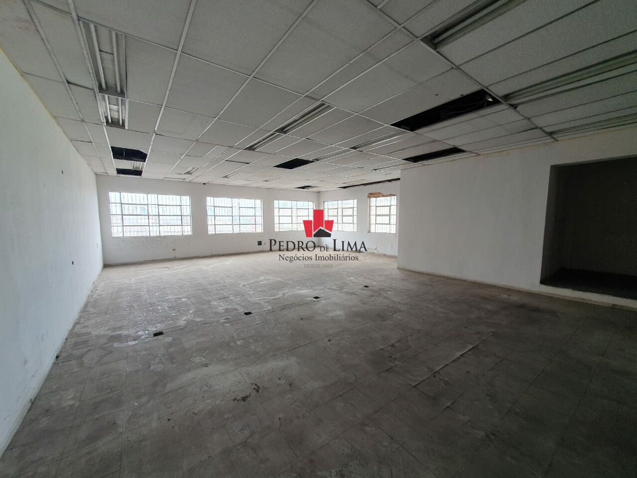 Prédio comercial com 1.100 m² de área útil na Praça Dr. Sampaio Vidal - Vila Formosa