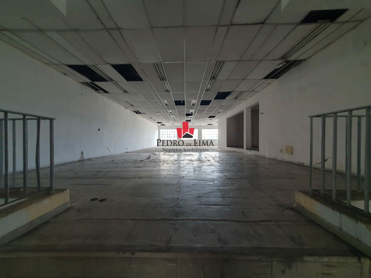 Prédio comercial com 1.100 m² de área útil na Praça Dr. Sampaio Vidal - Vila Formosa