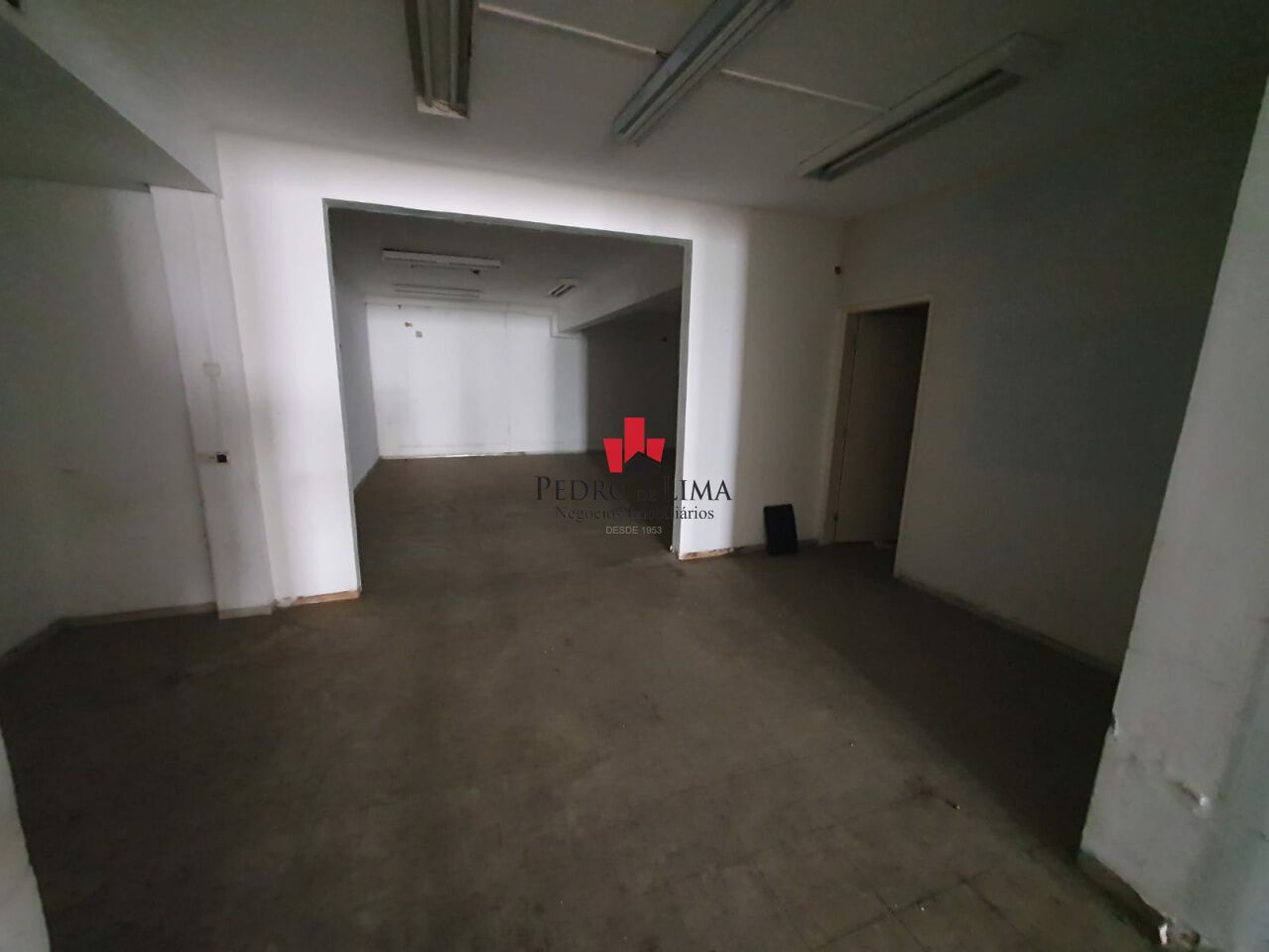Prédio comercial com 1.100 m² de área útil na Praça Dr. Sampaio Vidal - Vila Formosa