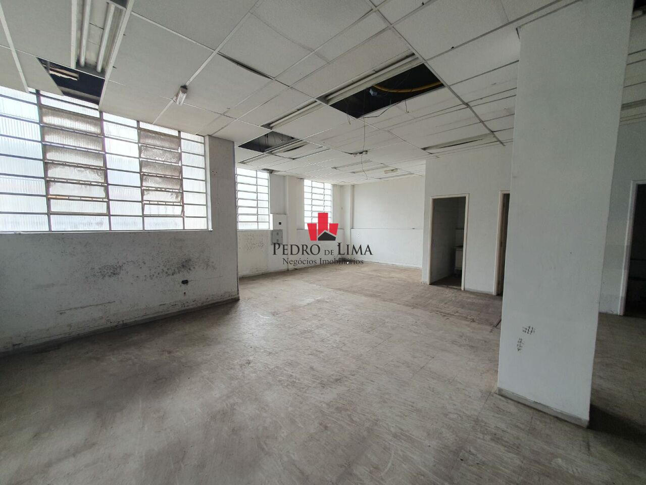 Prédio comercial com 1.100 m² de área útil na Praça Dr. Sampaio Vidal - Vila Formosa