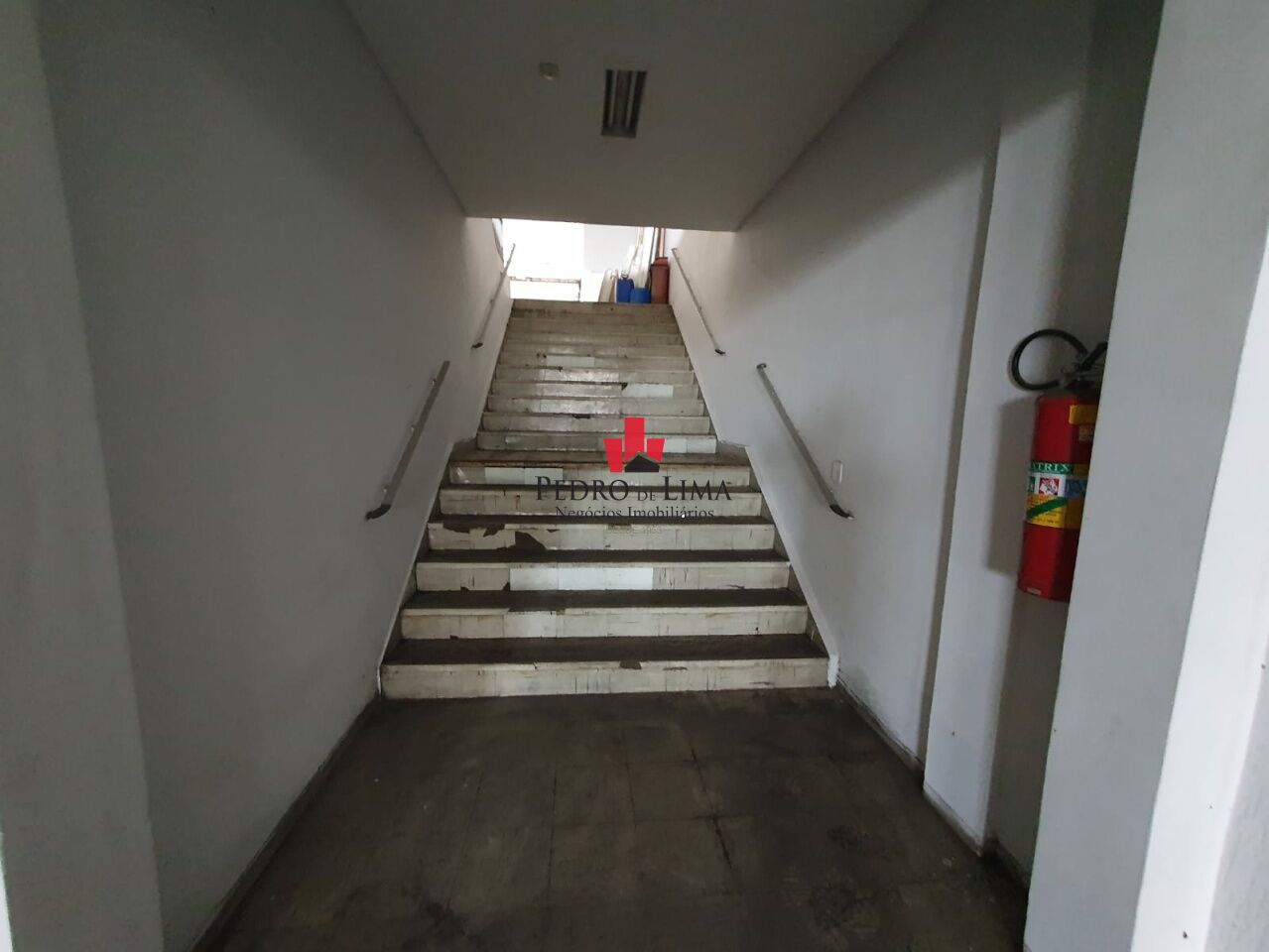 Prédio comercial com 1.100 m² de área útil na Praça Dr. Sampaio Vidal - Vila Formosa