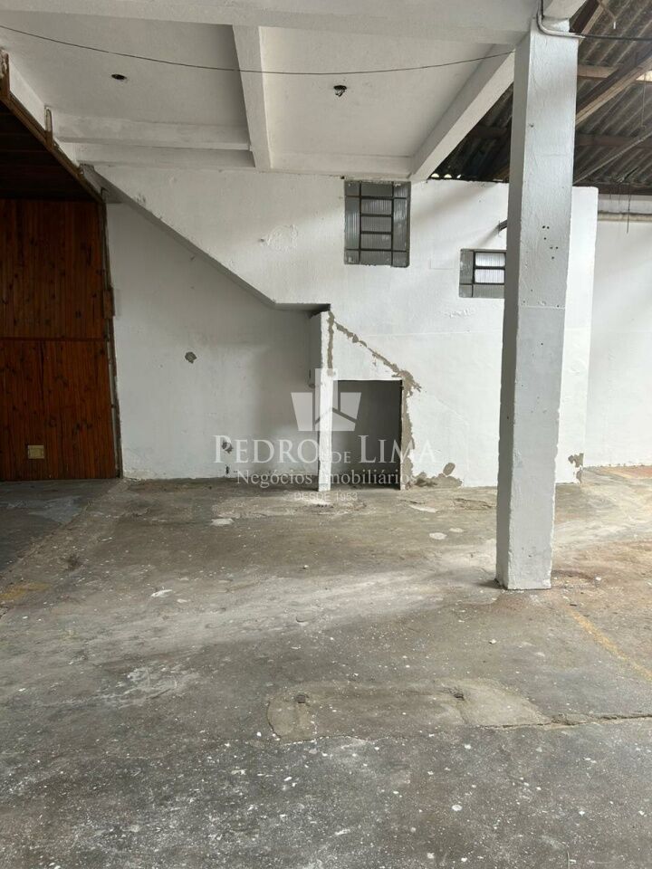 Galpão de 600 m² com energia trifásica
