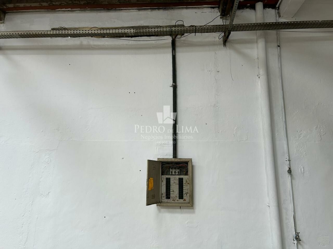 Galpão de 600 m² com energia trifásica