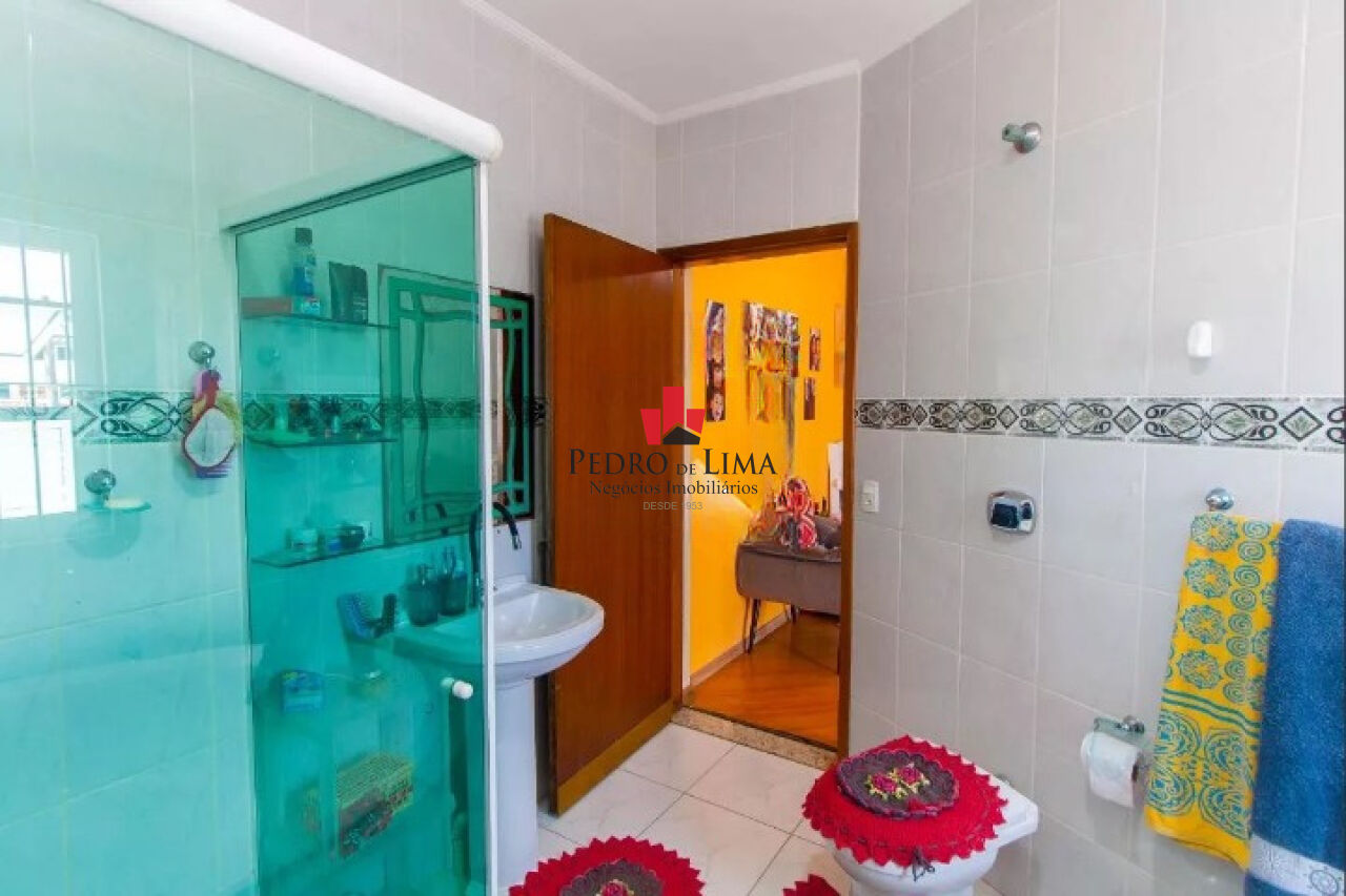 Sobrado na Vila Diva com 5 dormitórios (3 suítes), quintal com piscina e 5 vagas 
