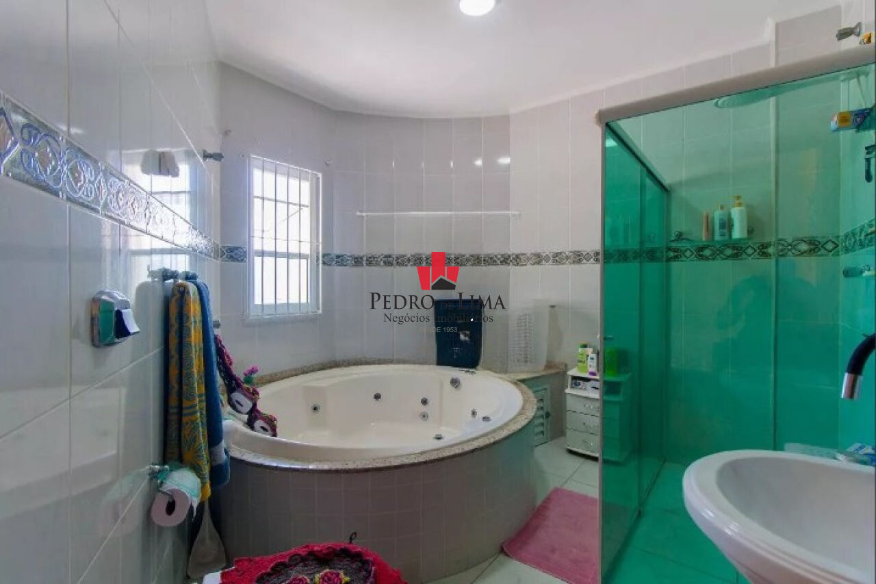 Sobrado na Vila Diva com 5 dormitórios (3 suítes), quintal com piscina e 5 vagas 