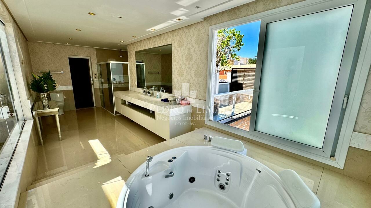 Casa Alto Padrão, com piscina, 4 suítes e 4 vagas na Mooca.