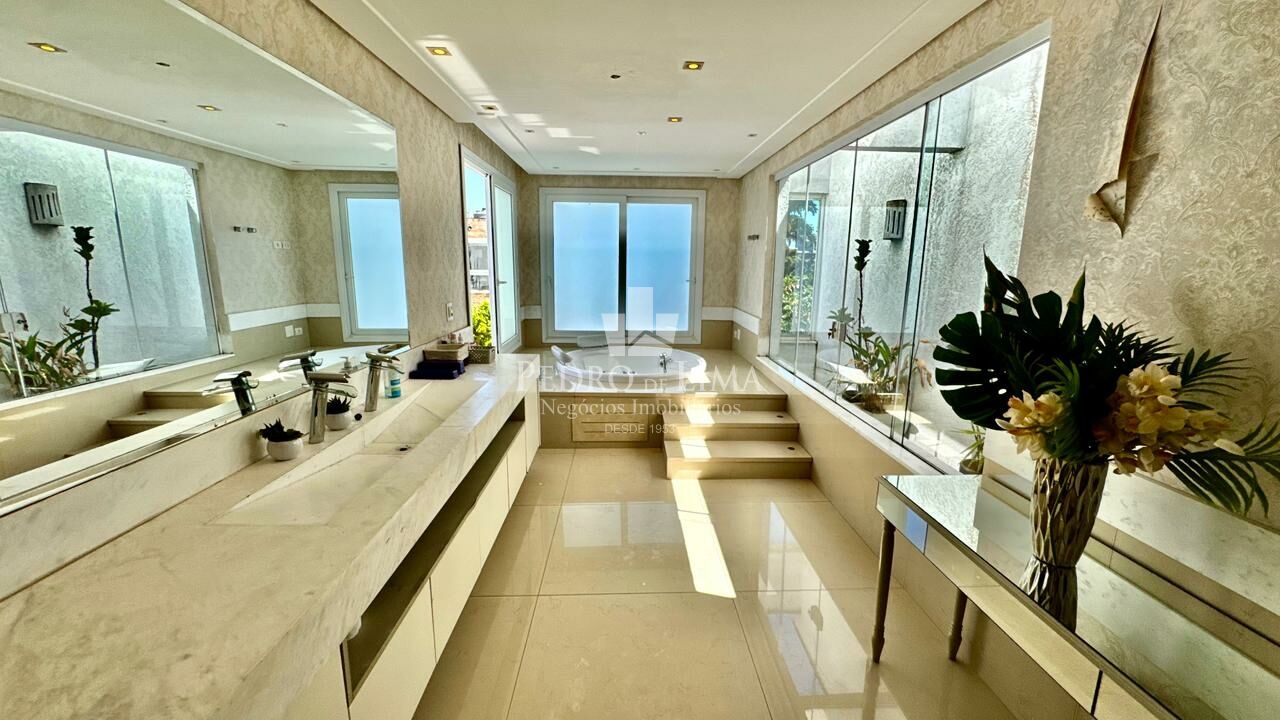 Casa Alto Padrão, com piscina, 4 suítes e 4 vagas na Mooca.