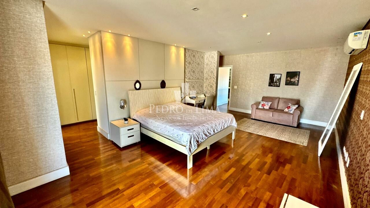 Casa Alto Padrão, com piscina, 4 suítes e 4 vagas na Mooca.