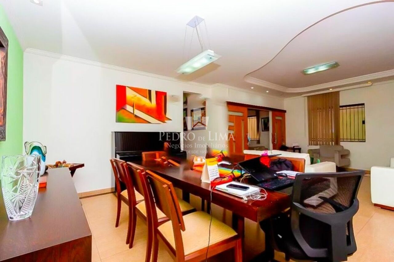 Sobrado com 245m² 5 quartos sendo 4 suítes e 5 vagas no Belém