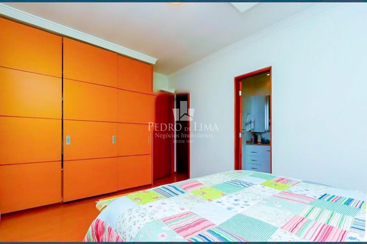 Sobrado com 245m² 5 quartos sendo 4 suítes e 5 vagas no Belém