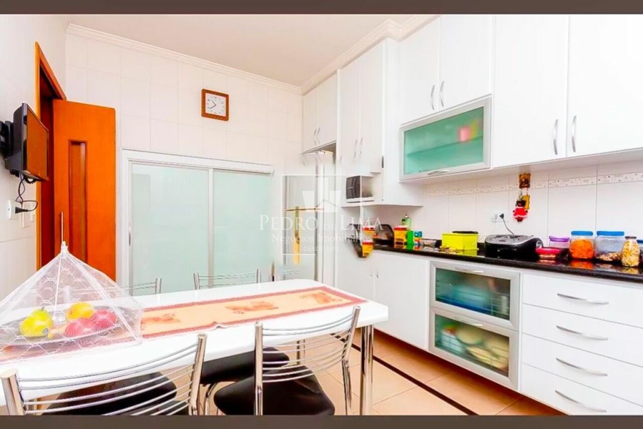 Sobrado com 245m² 5 quartos sendo 4 suítes e 5 vagas no Belém