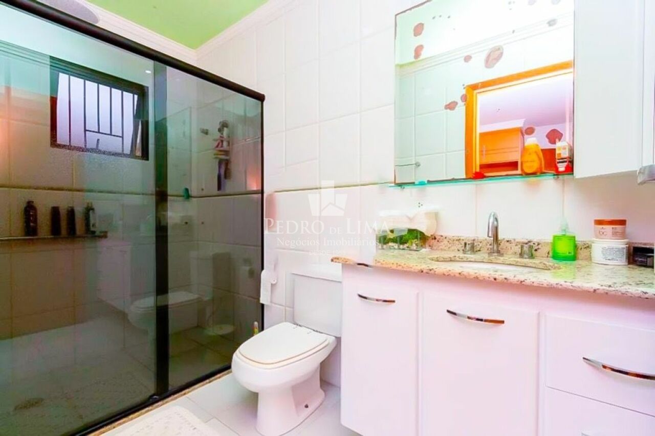 Sobrado com 245m² 5 quartos sendo 4 suítes e 5 vagas no Belém