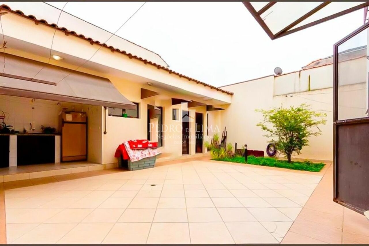 Sobrado com 245m² 5 quartos sendo 4 suítes e 5 vagas no Belém