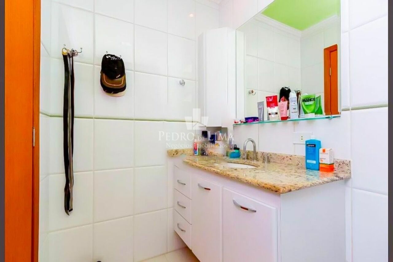 Sobrado com 245m² 5 quartos sendo 4 suítes e 5 vagas no Belém