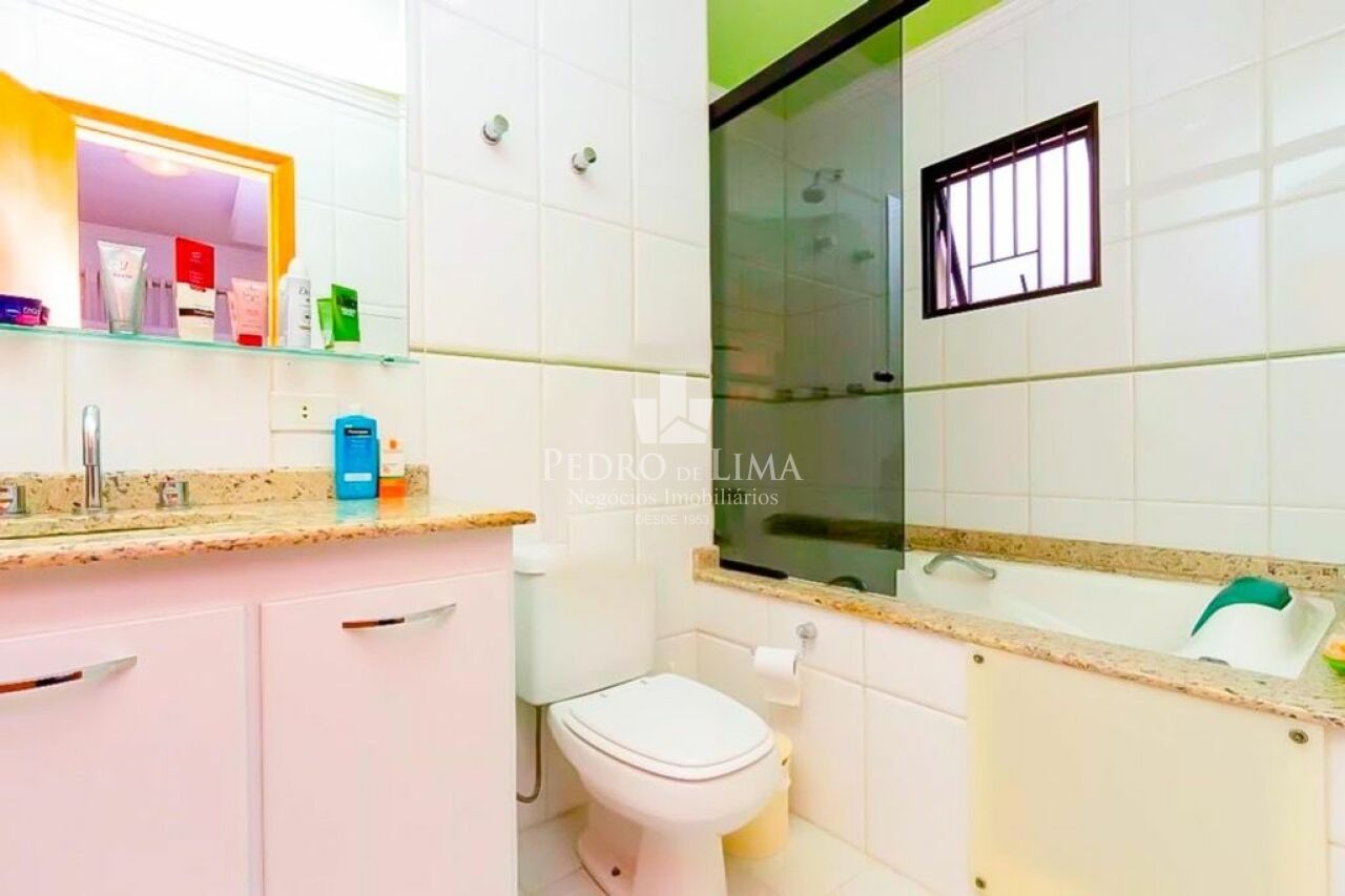 Sobrado com 245m² 5 quartos sendo 4 suítes e 5 vagas no Belém
