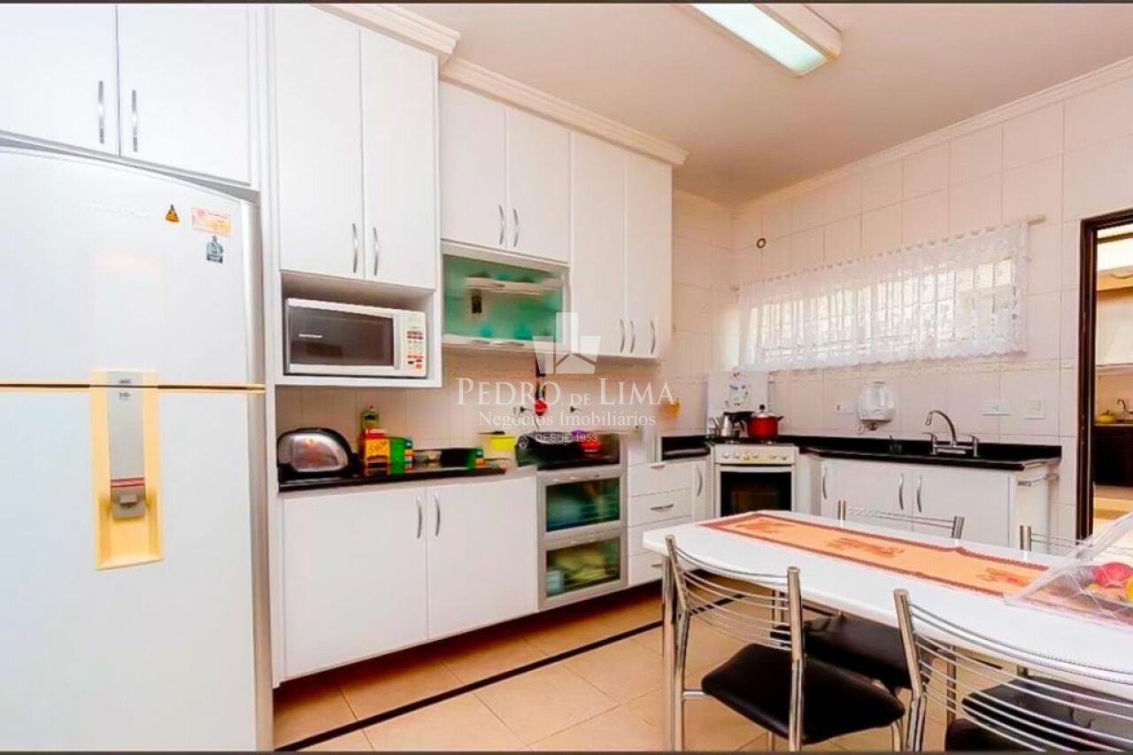 Sobrado com 245m² 5 quartos sendo 4 suítes e 5 vagas no Belém