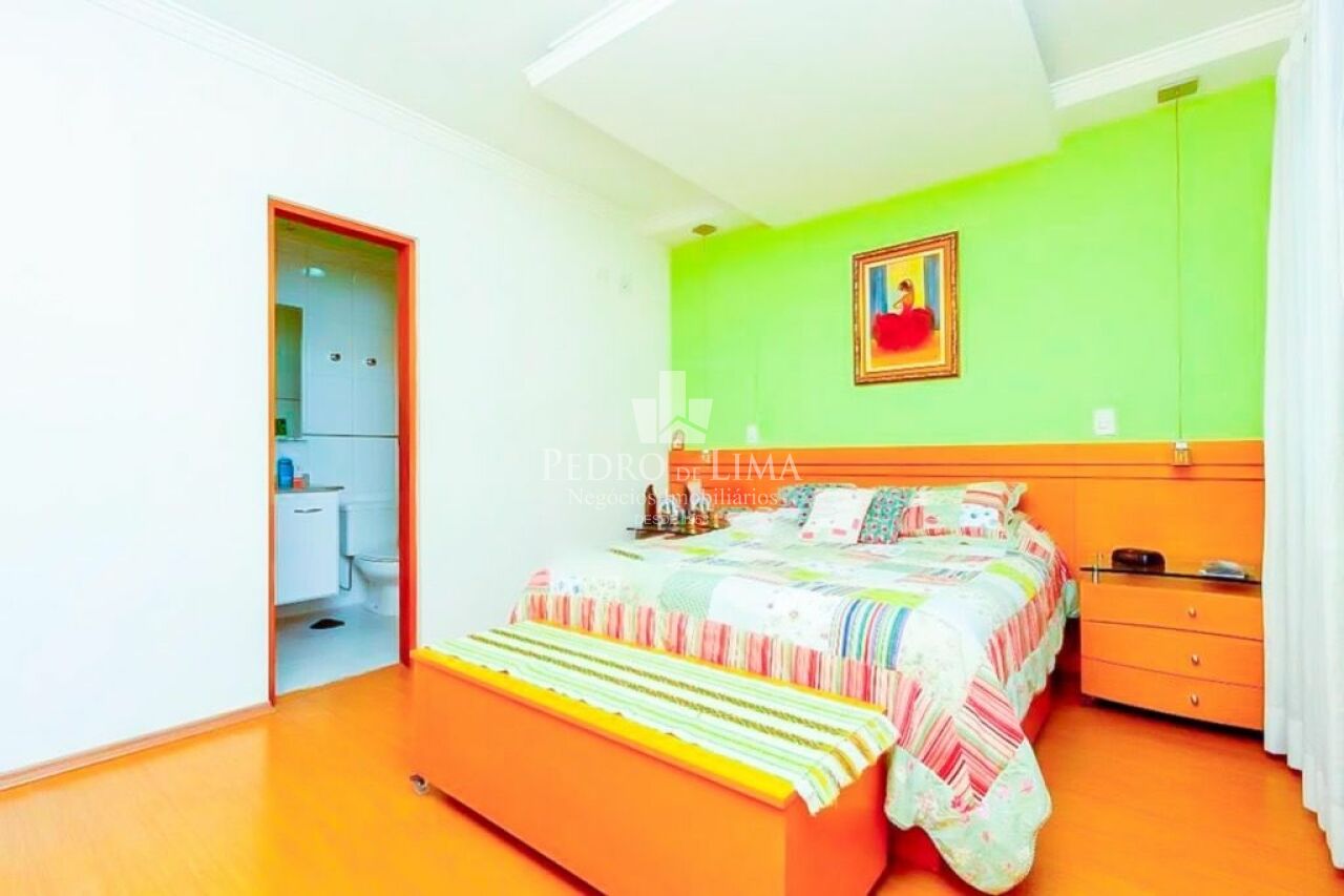 Sobrado com 245m² 5 quartos sendo 4 suítes e 5 vagas no Belém