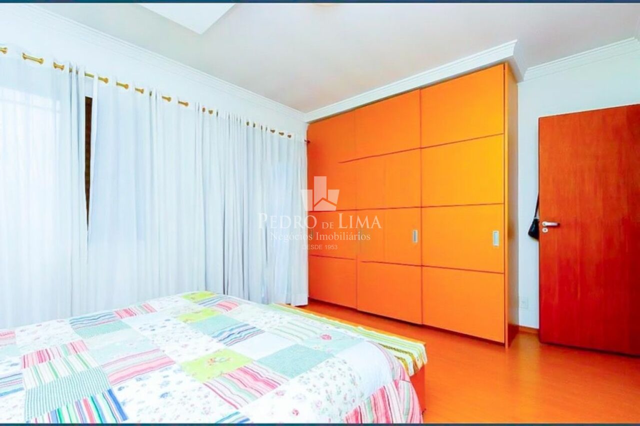 Sobrado com 245m² 5 quartos sendo 4 suítes e 5 vagas no Belém