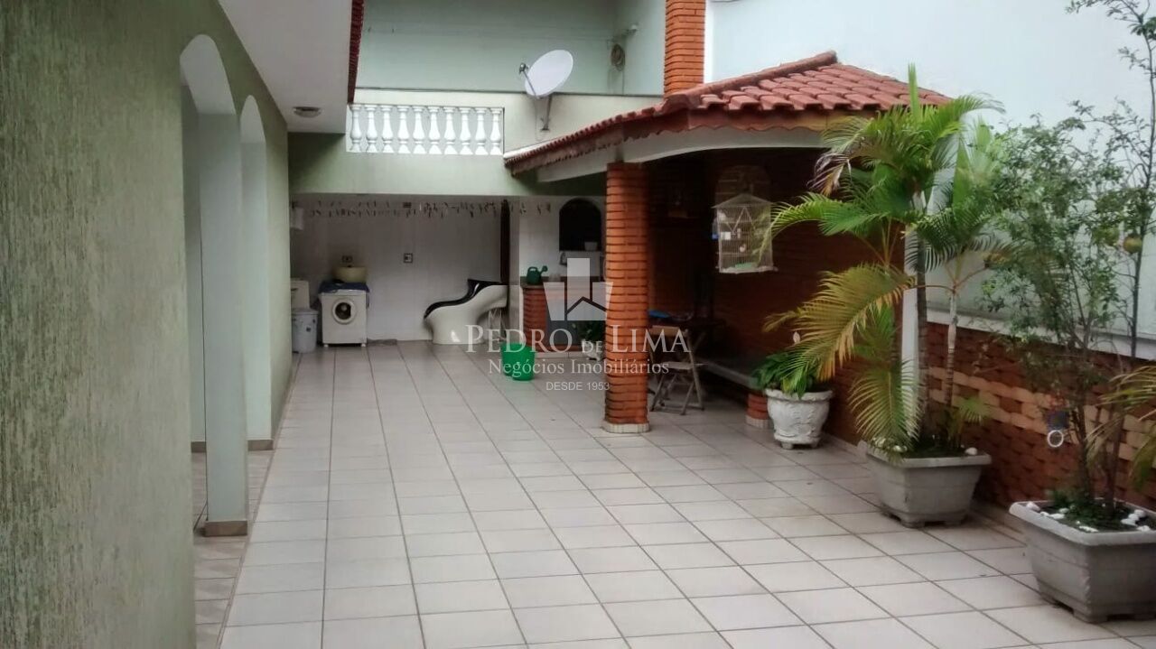 Sobrado com 3 dormitórios  e 5 vagas no Jardim Iva