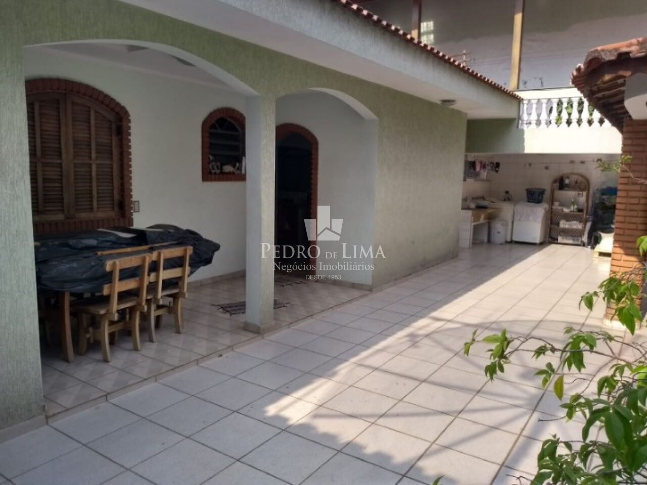 Sobrado com 3 dormitórios  e 5 vagas no Jardim Iva