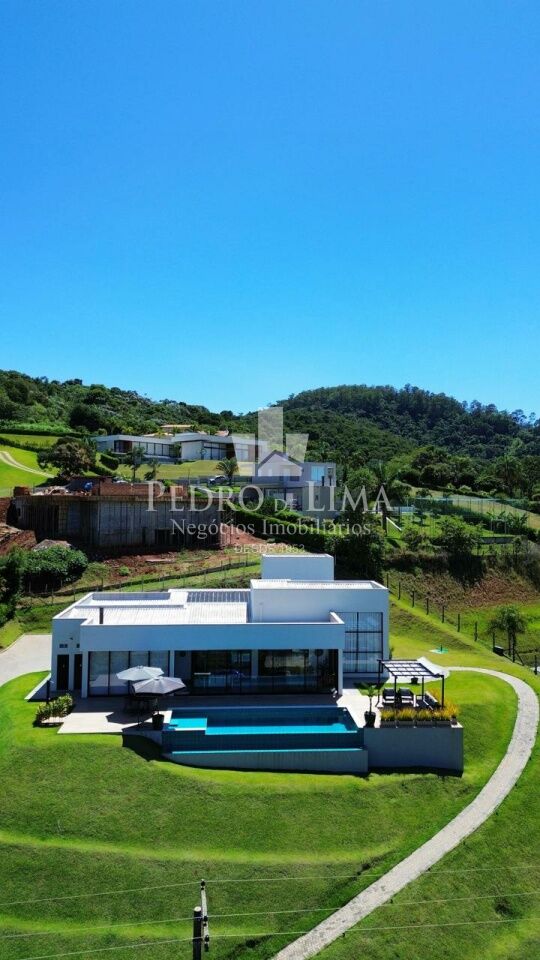 Casa Térrea com 4 suítes, 4 vagas e piscina no condomínio Jardim das Palmeiras Bragança Paulista-SP