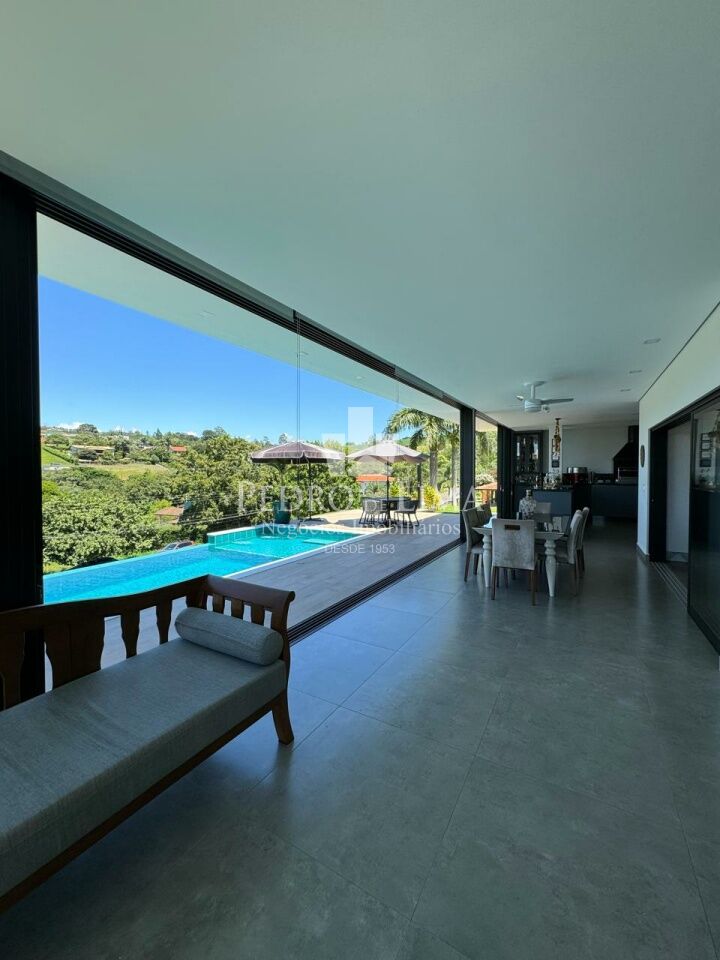 Casa Térrea com 4 suítes, 4 vagas e piscina no condomínio Jardim das Palmeiras Bragança Paulista-SP