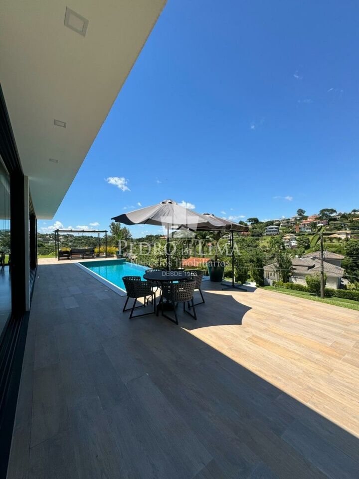 Casa Térrea com 4 suítes, 4 vagas e piscina no condomínio Jardim das Palmeiras Bragança Paulista-SP