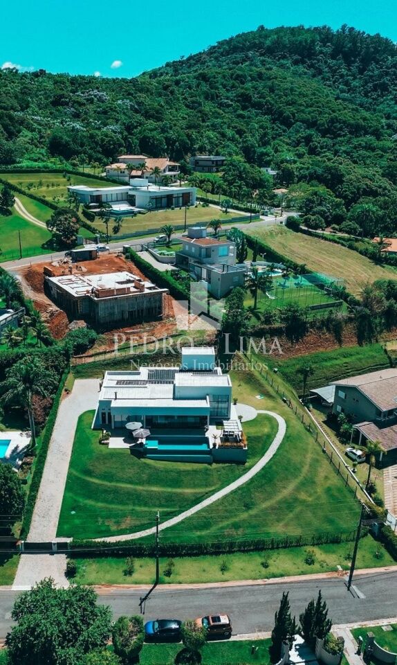 Casa Térrea com 4 suítes, 4 vagas e piscina no condomínio Jardim das Palmeiras Bragança Paulista-SP