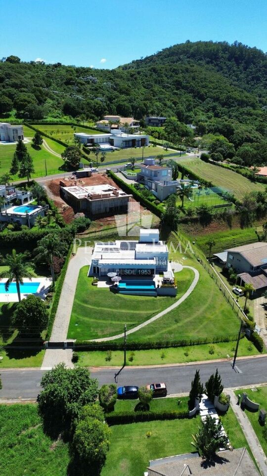 Casa Térrea com 4 suítes, 4 vagas e piscina no condomínio Jardim das Palmeiras Bragança Paulista-SP
