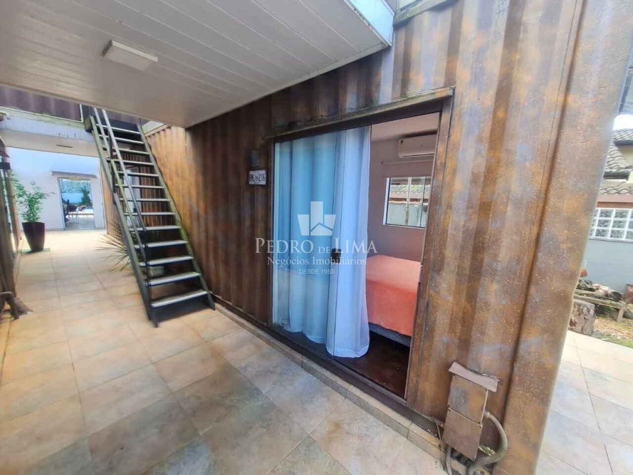 Casa Container com 6 suítes individuais, cozinha gourmet e piscina na Morada da Praia