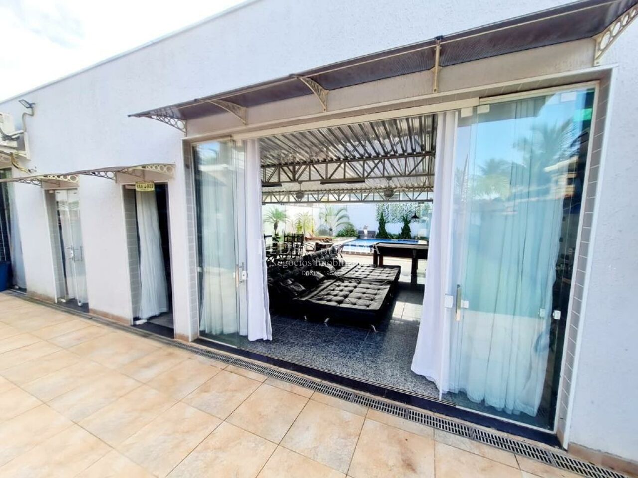 Casa Container com 6 suítes individuais, cozinha gourmet e piscina na Morada da Praia