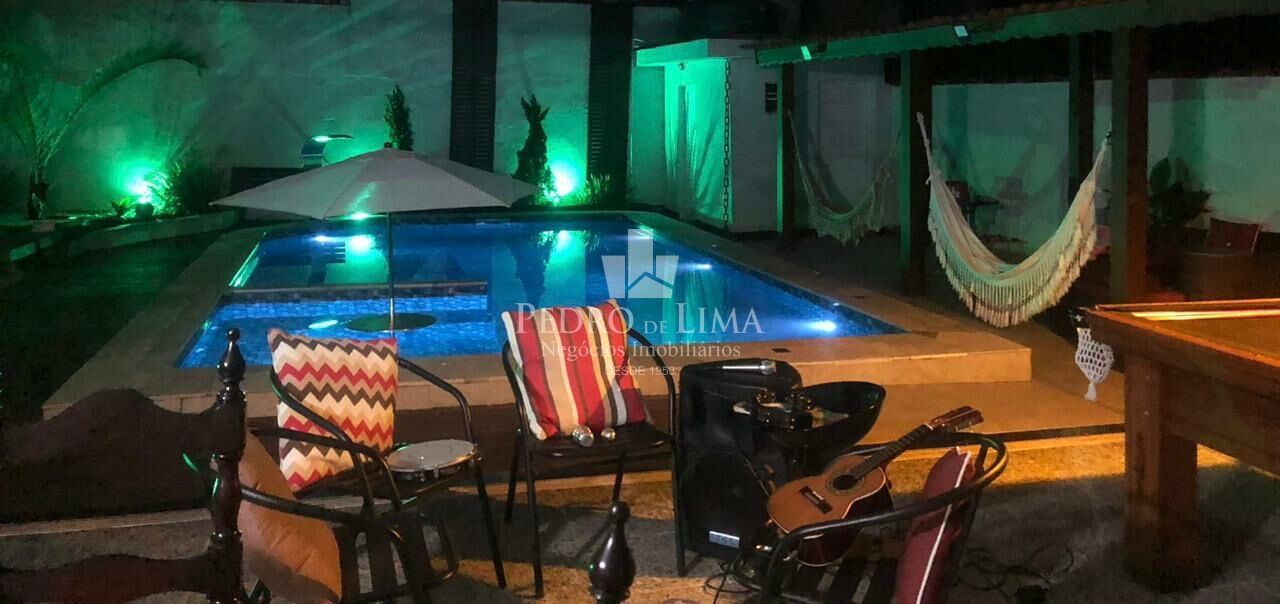 Casa Container com 6 suítes individuais, cozinha gourmet e piscina na Morada da Praia