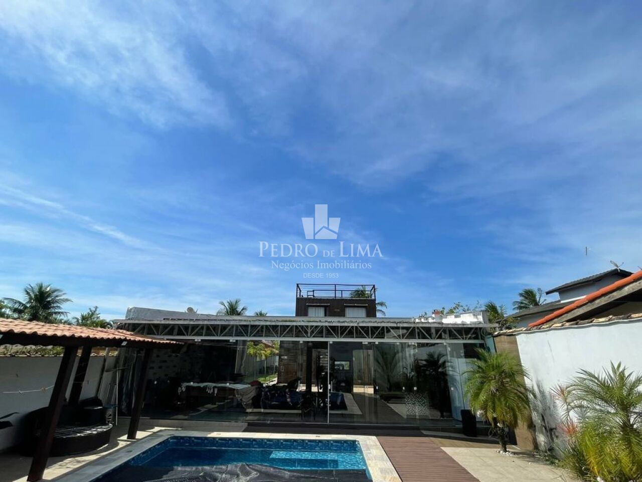 Casa Container com 6 suítes individuais, cozinha gourmet e piscina na Morada da Praia