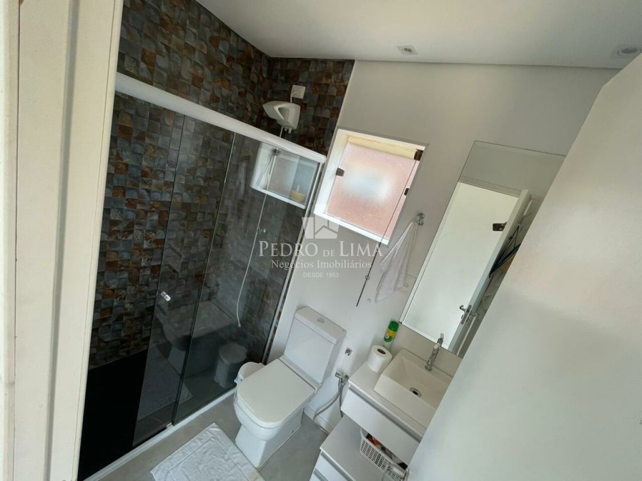 Casa Container com 6 suítes individuais, cozinha gourmet e piscina na Morada da Praia