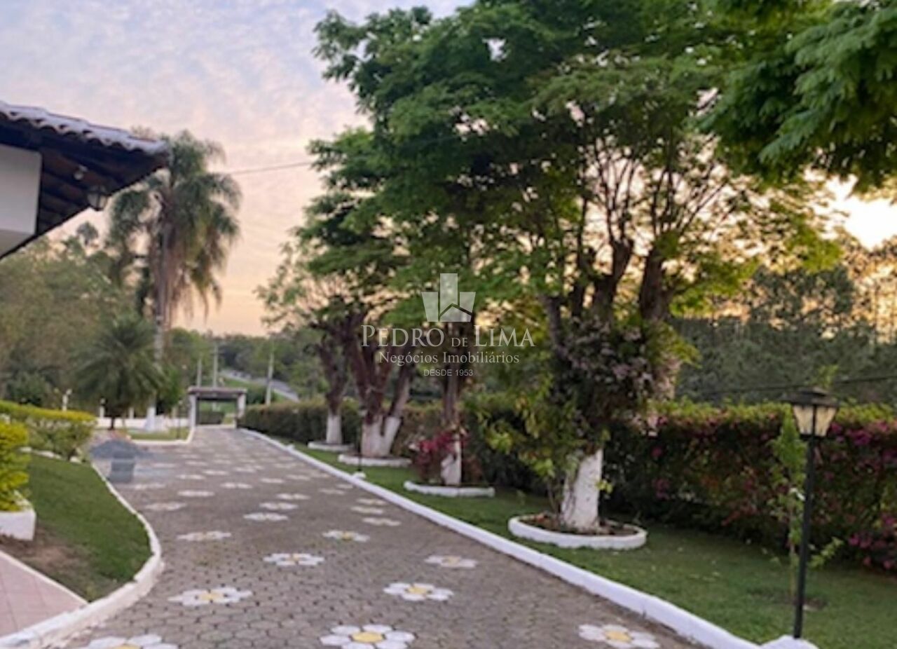 Chácara de 6050m², com casa de 5 Dormitórios, piscina, em Santa Isabel - SP 