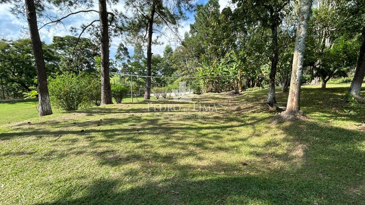 Chácara de 6050m², com casa de 5 Dormitórios, piscina, em Santa Isabel - SP 