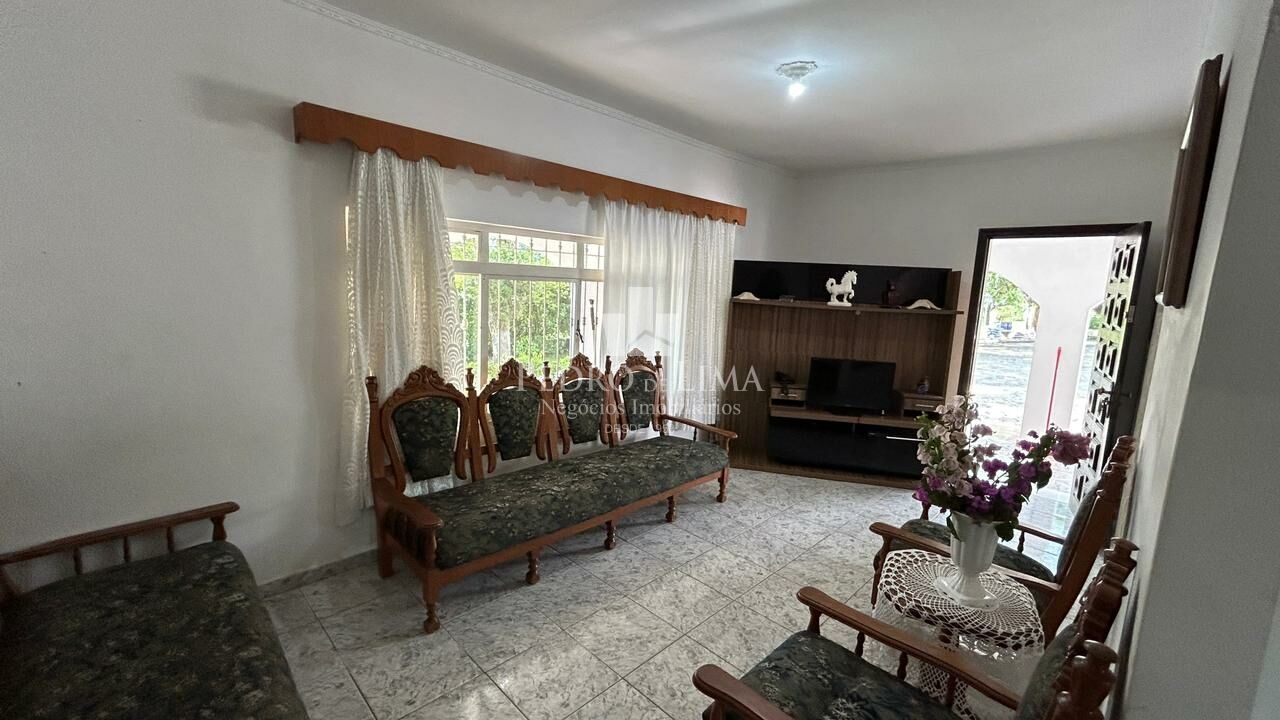 Chácara de 6050m², com casa de 5 Dormitórios, piscina, em Santa Isabel - SP 