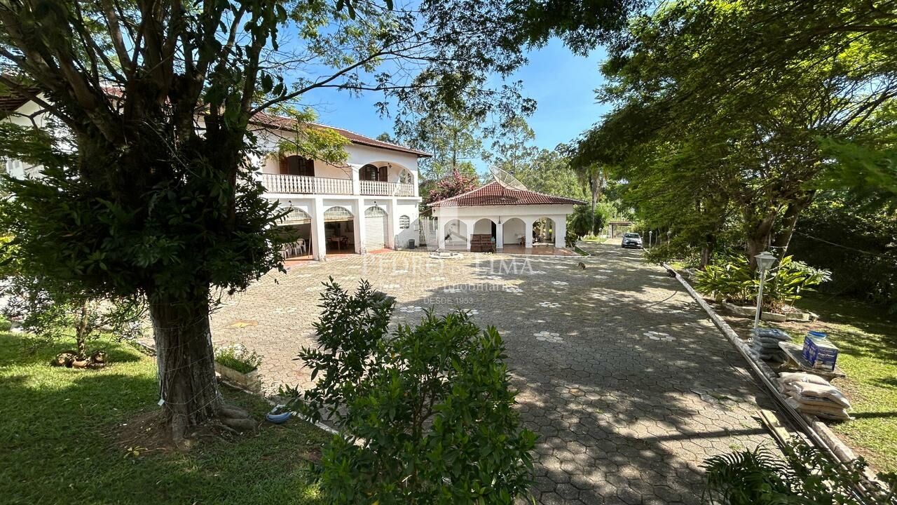 Chácara de 6050m², com casa de 5 Dormitórios, piscina, em Santa Isabel - SP 