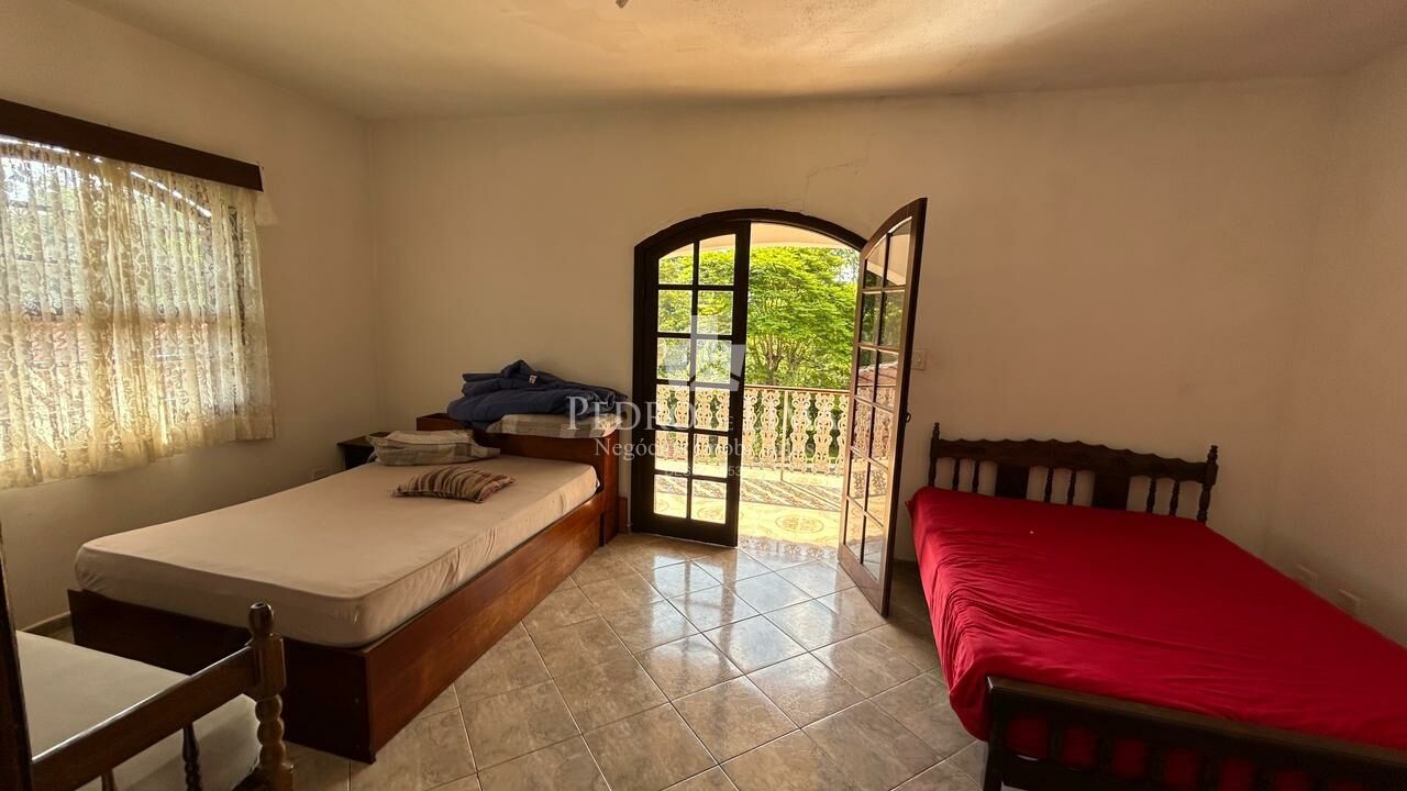 Chácara de 6050m², com casa de 5 Dormitórios, piscina, em Santa Isabel - SP 