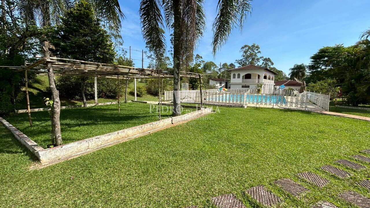 Chácara de 6050m², com casa de 5 Dormitórios, piscina, em Santa Isabel - SP 