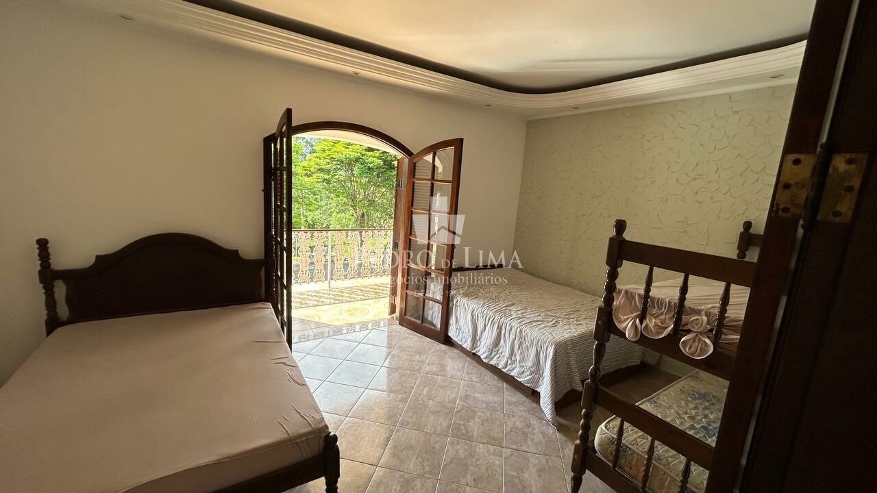 Chácara de 6050m², com casa de 5 Dormitórios, piscina, em Santa Isabel - SP 