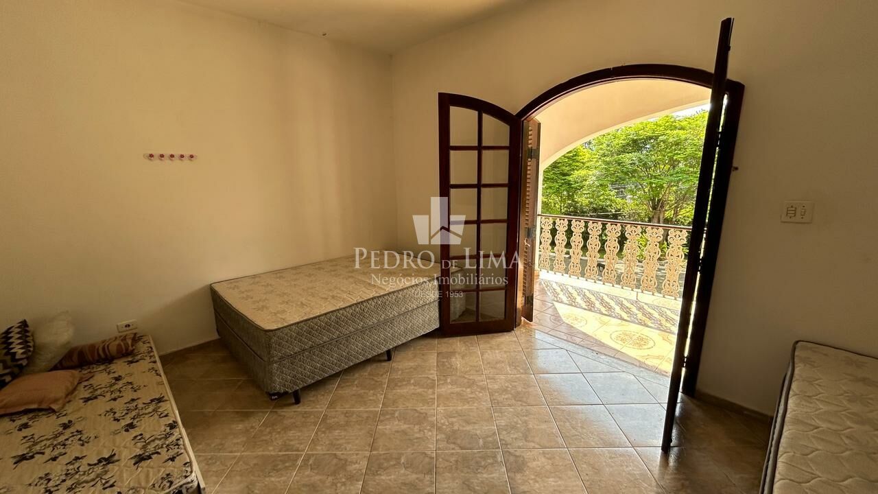 Chácara de 6050m², com casa de 5 Dormitórios, piscina, em Santa Isabel - SP 