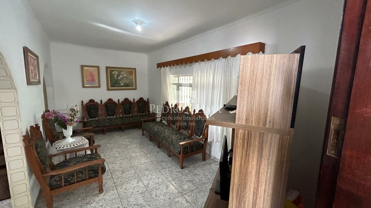 Chácara de 6050m², com casa de 5 Dormitórios, piscina, em Santa Isabel - SP 