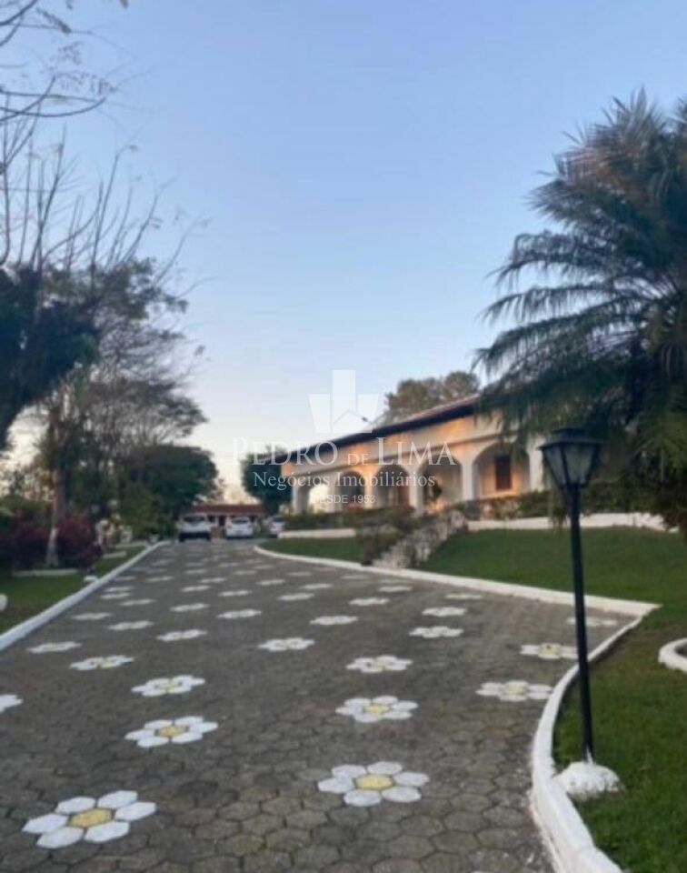 Chácara de 6050m², com casa de 5 Dormitórios, piscina, em Santa Isabel - SP 