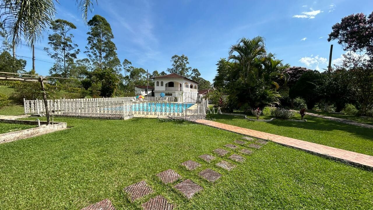 Chácara de 6050m², com casa de 5 Dormitórios, piscina, em Santa Isabel - SP 