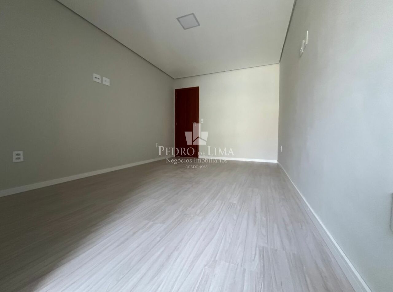 Casa com 2 suítes, 3 vagas na Mooca.