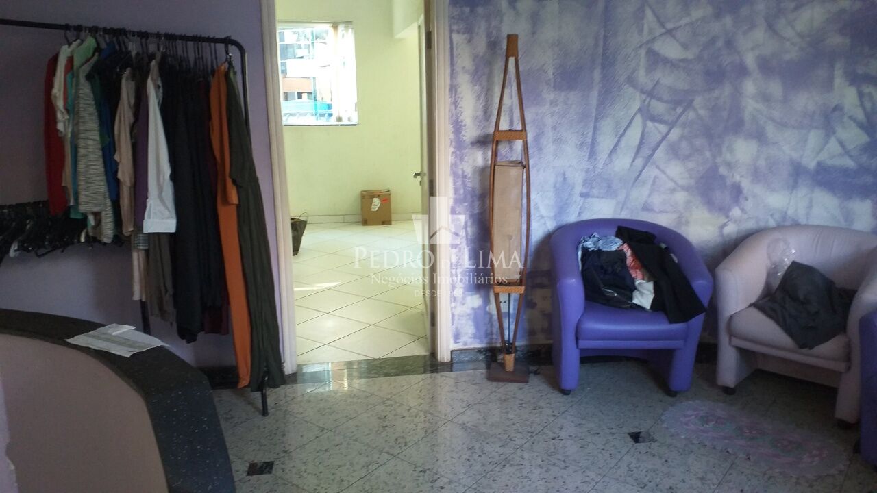 Prédio Comercial de 552m² com 3 salões, 6 vagas, no Tatuapé.