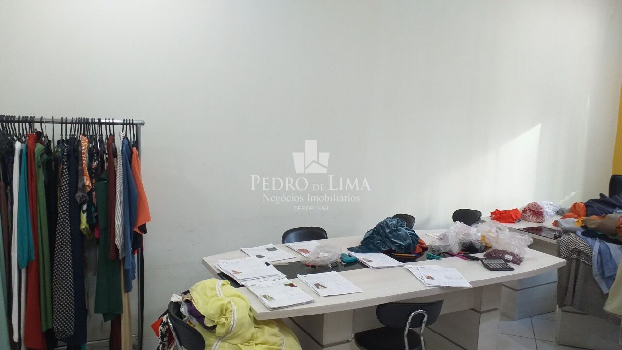 Prédio Comercial de 552m² com 3 salões, 6 vagas, no Tatuapé.