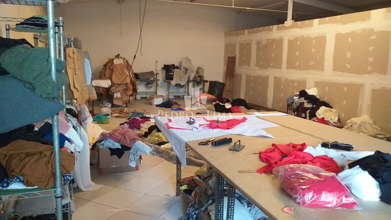 Prédio Comercial de 552m² com 3 salões, 6 vagas, no Tatuapé.